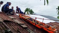 Pekerja Bangunan Pingsan Saat Pemasangan Atap, Dievakuasi Petugas Damkar Banjarbaru